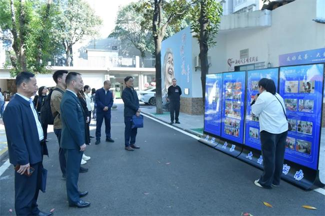 图为调研金科园社区现场
